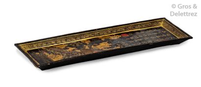 null Chine, XVIIe siècle	

Petit présentoir rectangulaire en bois laqué noir rehaussé...