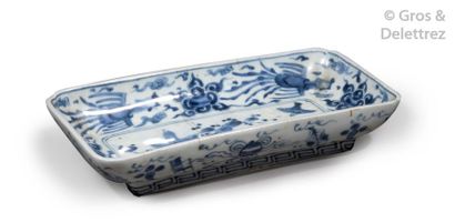 null Chine du Sud, XVII-XVIIIe siècle Ravier rectangulaire en porcelaine craquelée...