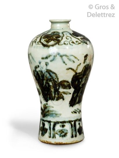 null Chine, époque Ming, XVIe siècle Petit vase Meiping en porcelaine et émaux vert...
