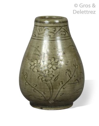 null Chine, période Ming, XVIIe siècle	

Vase piriforme en porcelaine et émail vert...