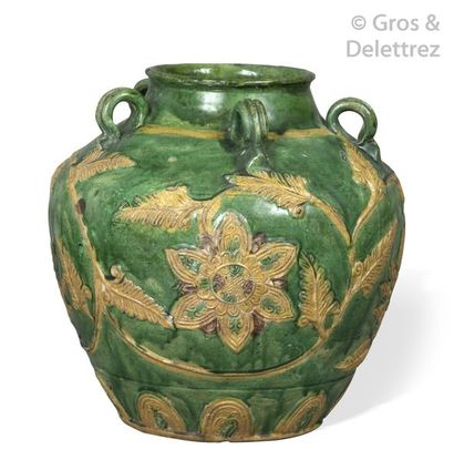 null Chine, période Ming, XVIe Petite jarre en céramique émaillée vernissée jaune...
