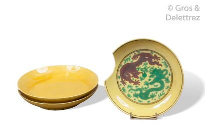 null Chine, XVIII et XIXe siècle	

Lot de trois coupes en porcelaine et émail jaune,...