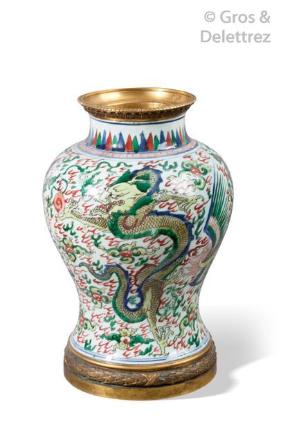 null Chine, XVIIe siècle	

Vase balustre en porcelaine et émaux de la famille verte...