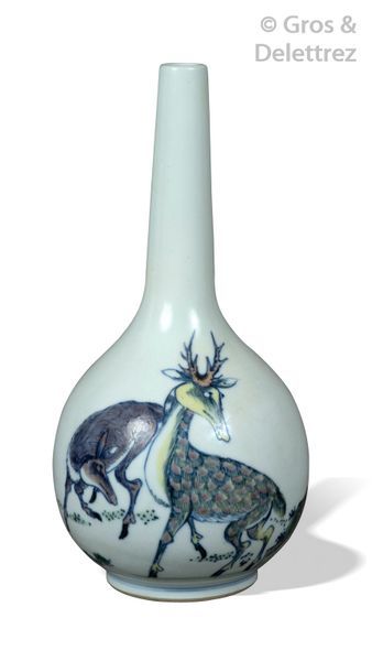 null Chine, période Kangxi, XVIIIe siècle Vase bouteille piriforme à long col en...