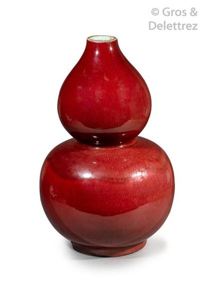 null Chine, XIXe siècle Vase double gourde en porcelaine émaillée sang de bœuf. H....