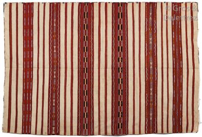 null Une couverture de lit, Zemmour, Maroc.


An 20th century Moroccan hanbel weaving...
