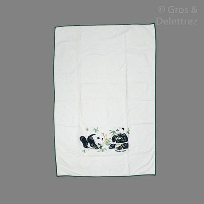 HERMES Paris Drap de bain en coton éponge blanc brodé d’un motif de pandas, liseré...