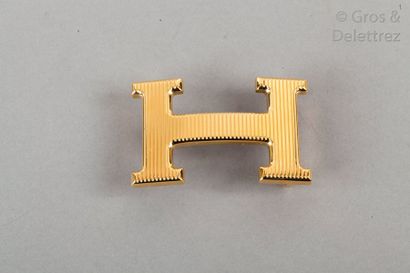 HERMÈS Paris made in France *Boucle «?Constance?» 32mm en métal doré guilloché. Très...