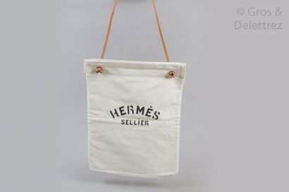 HERMÈS Sellier *Sac à panser en toile beige chinée à motif de chevrons et lien en...