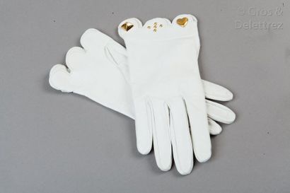 HERMÈS Paris made in France *Paire de gants en cuir agneau craie, poignets crantés,...
