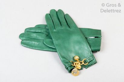 HERMÈS Paris made in France *Paire de gants en chevreau vert sapin, poignets ornés...
