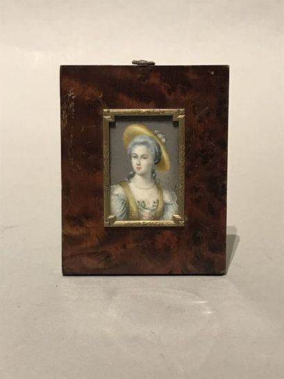 École Française du XIXe siècle Portrait de femme.

Miniature sur ivoire rectangulaire.

Porte...