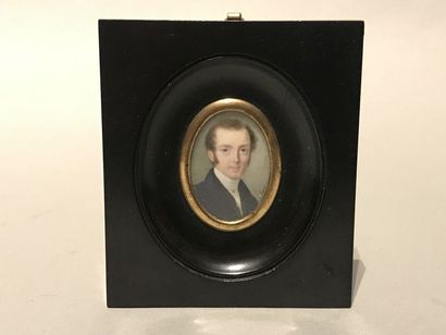 École Française du XIXe siècle Portrait d'un homme de profil.

Miniature sur ivoire...