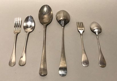 null Lot en métal argenté comprenant 16 fourchettes et 18 cuillères (certaines chiffrées)...