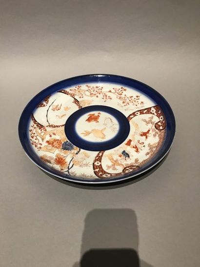 null IMARI

Grand plat circulaire sur talon en porcelaine à décor polychrome de poissons...
