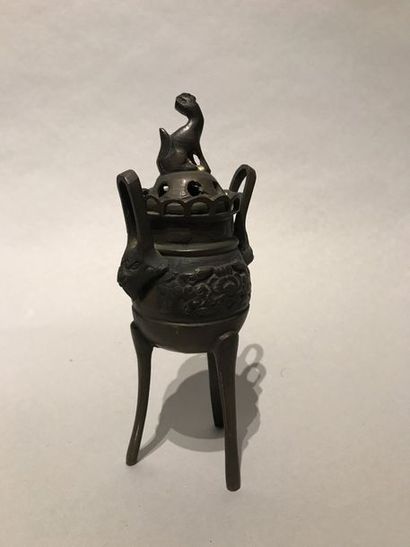 null CHINE

Petit brûle-parfum tripode en bronze; les anses à têtes d'animaux, la...