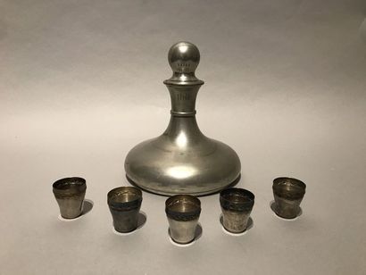 null Lot comprenant :

- Carafe de forme balustre et son bouchon à décor doré de...