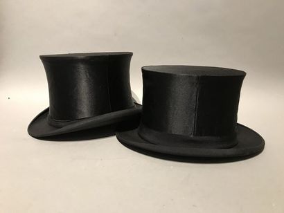 null Lot comprenant 2 chapeaux claque et un haut de forme.