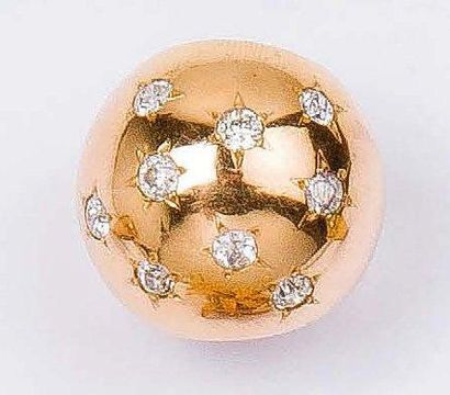 Bague «boule» en or jaune ornée de diamants...