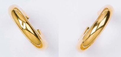 Paire d'anneaux d'oreilles en or jaune.