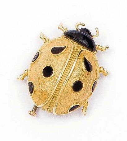 HERMES Broche «coccinelle» en or jaune et onyx. Signée Hermès Paris, numérotée.