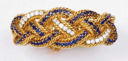 BOUCHERON - PARIS Bracelet «tresse» en or jaune orné de saphirs et de diamants. Signé...