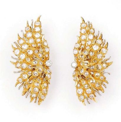 BUCCELLATI Paire de clips d'oreilles en or jaune et or gris entièrement sertis de...