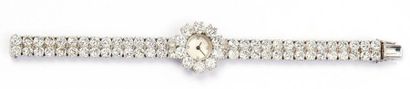 null Bracelet montre de dame en or gris entièrement serti de 70 diamants taillés...
