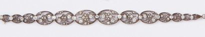 null Bracelet en or et argent à décor ajouré de motifs floraux serti de diamants...