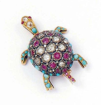 null Broche «Tortue» en or jaune et argent émaillé noir sertie de diamants, rubis...