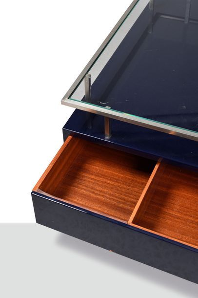 Guy LEFEVRE pour JANSEN Table basse en bois laqué bleu nuit, métal et verre H: 36...