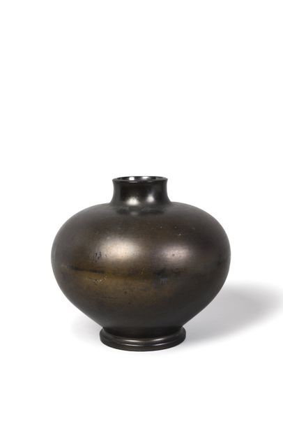 PAUL BONIFAS (1893-1967) Vase boule sur talon en céramique émaillée noire Signé H:...