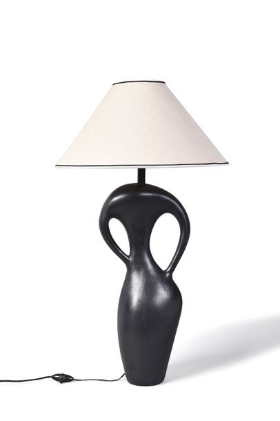 TRAVAIL DES ANNÉES 1960 Lampe en céramique émaillée noire représentant une femme...