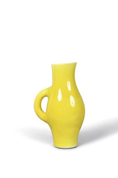 DENISE GATARD (1921-1992) Pichet en céramique émaillée jaune, intérieur blanc Monogrammé...