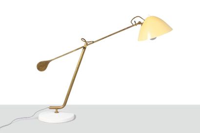 Gino SARFATTI (1912-1985) Lampe à balancier modèle «543» en laiton, métal laqué beige,...