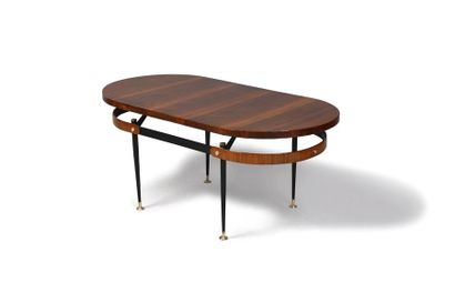 Gio PONTI, modèle de Table basse, plateau ovale en placage de noyer reposant sur...