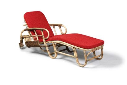 Adrien AUDOUX et Frida MINET (XXe) Chaise longue à système en rotin tressé, garniture...