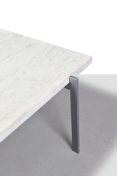 Poul KJAERHOLM (1929-1980) Table basse modèle «PK 61», plateau en marbre blanc reposant...