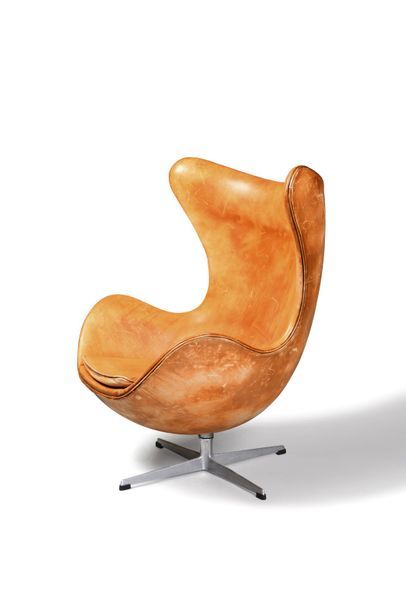 Arne JACOBSEN (1902-1971) Fauteuil modèle «Egg Chair», coque en fibre de verre reposant...