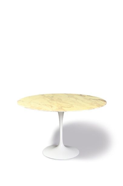 Eero Saarinen (1910-1961) Table de salle à manger, plateau circulaire en marbre,...