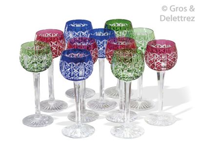 null Onze verres à pied du Rhin en cristal de différentes couleurs