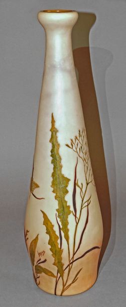 null LEGRAS Vase à long col resserré en verre à décor dégagé à l’acide et émaillé...