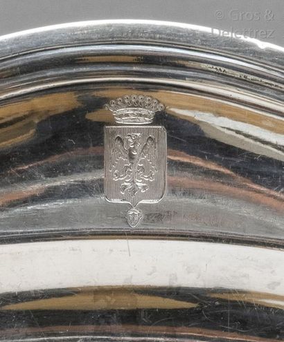 null Plat ovale en argent, modèle à filets et contours, gravé d’armoiries timbrées...