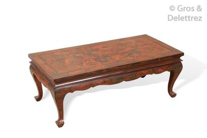 null CHINE Table basse rectangulaire en bois laqué rouge.