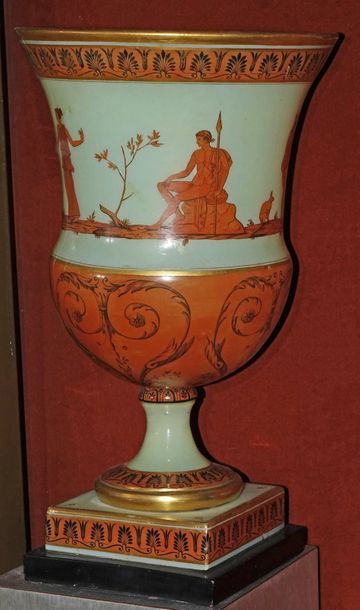 null Vase de forme Médicis en verre opalin vert pâle, à décor de personnages antiques...