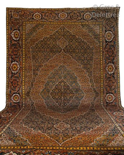 null Important tapis Tabriz. Iran. Décor à médaillon central à motifs hérati en semis....