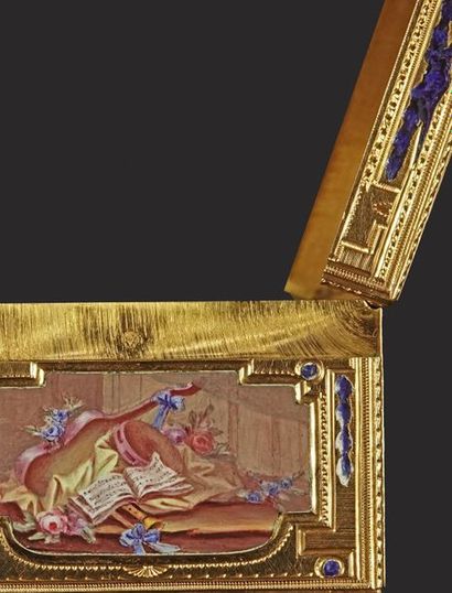 null Rare tabatière de forme rectangulaire en or guilloché et émail polychrome, décorée...