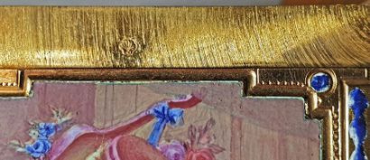 null Rare tabatière de forme rectangulaire en or guilloché et émail polychrome, décorée...