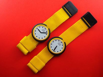 null SWATCH, lot de 2 montres comprenant les modèles suivants :

-2 Burning Sun (jaune)...
