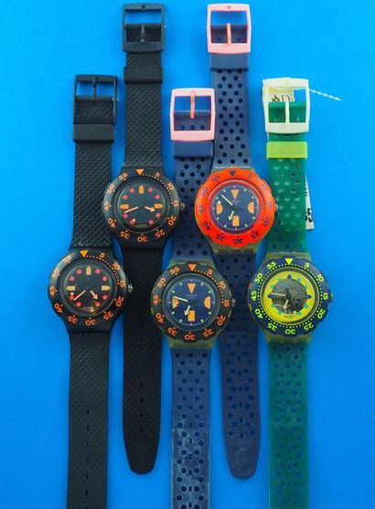 null SWATCH, lot de 5 montres de plongée comprenant les modèles suivants :

-Barrier...